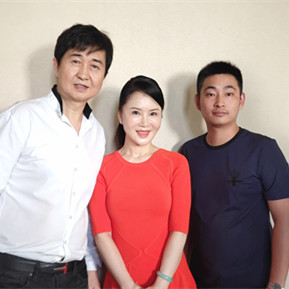 任靜、付笛聲與經(jīng)紀人李志合影